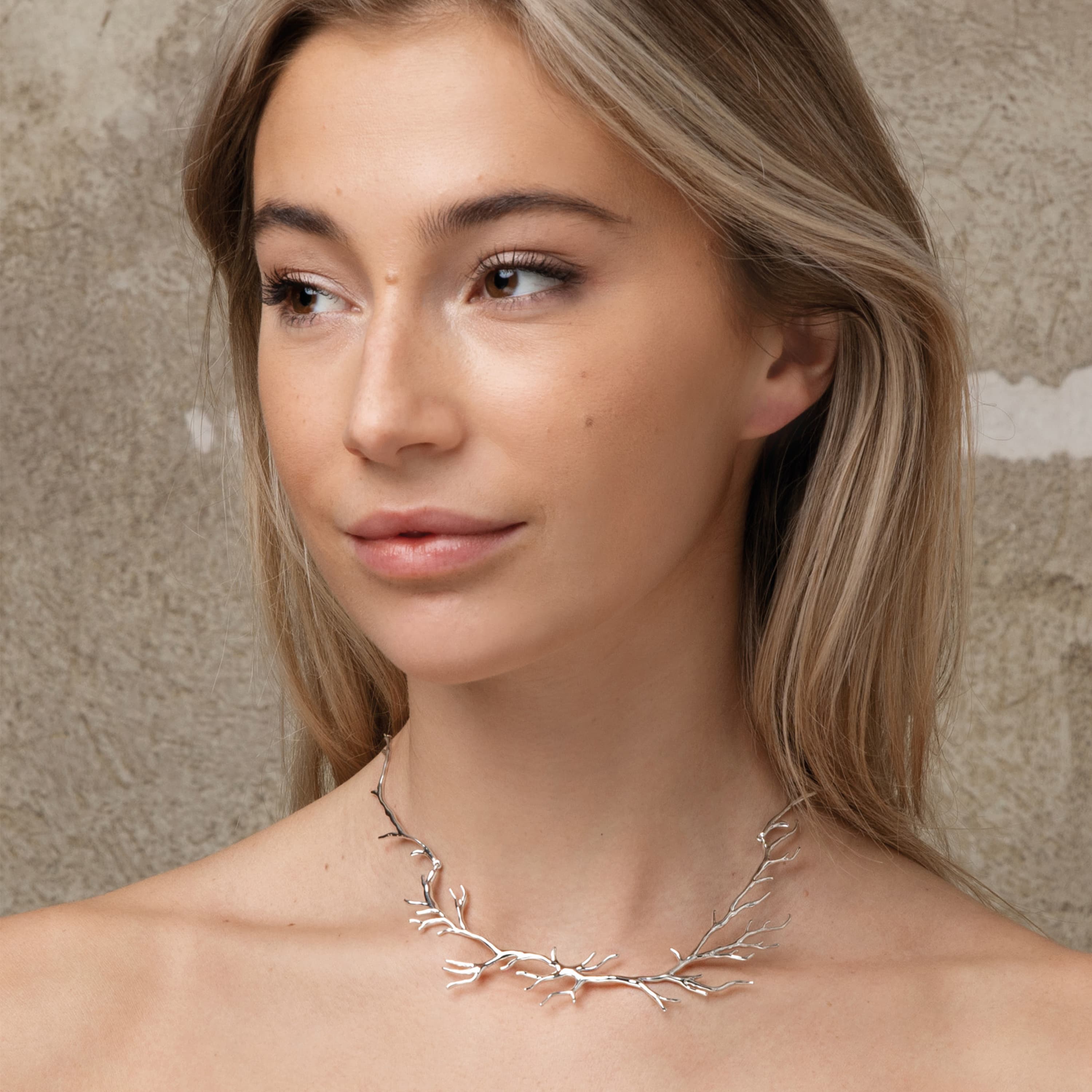 Collier, Rötter