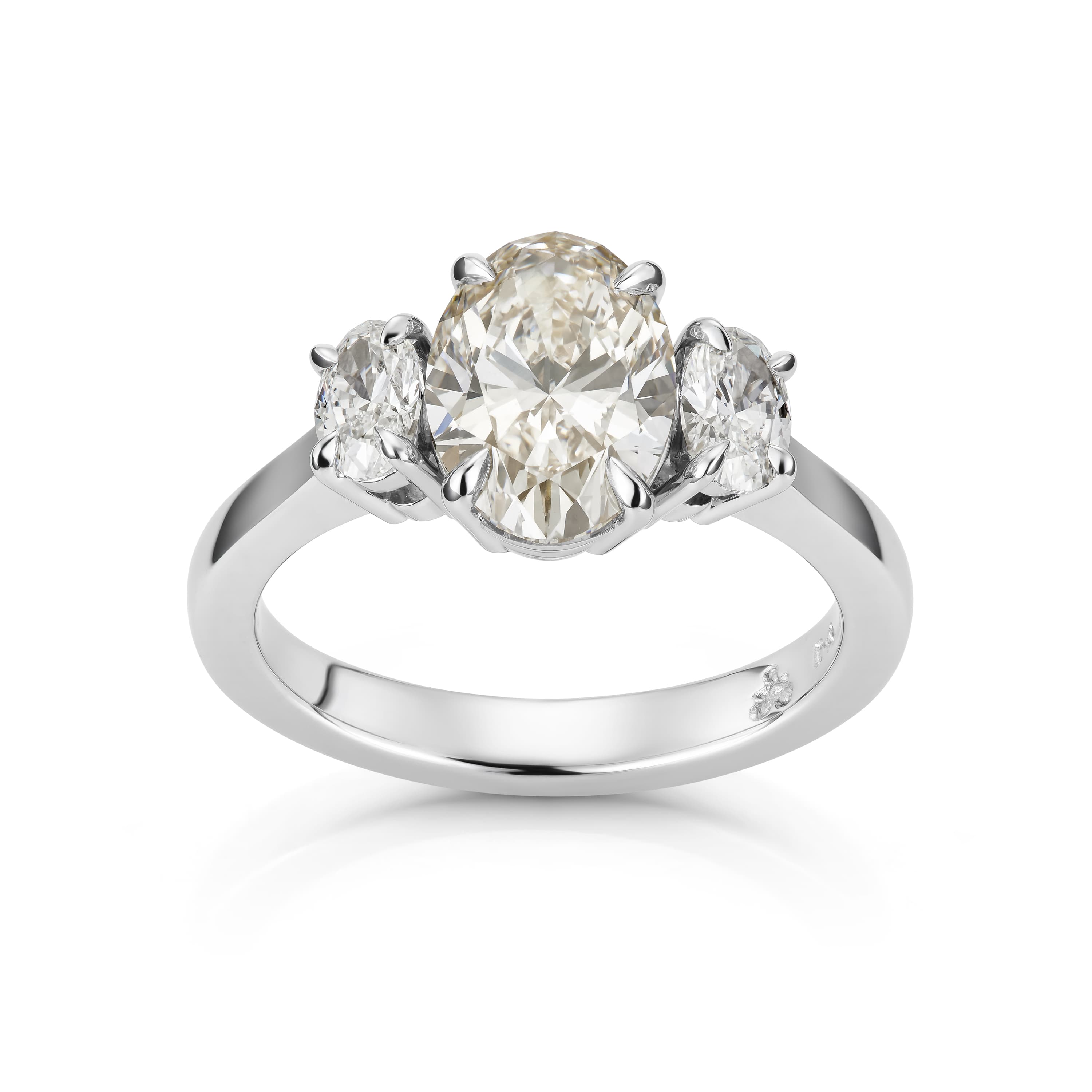Ring, Faint Brown ovalslipte diamanter 2,52 ct