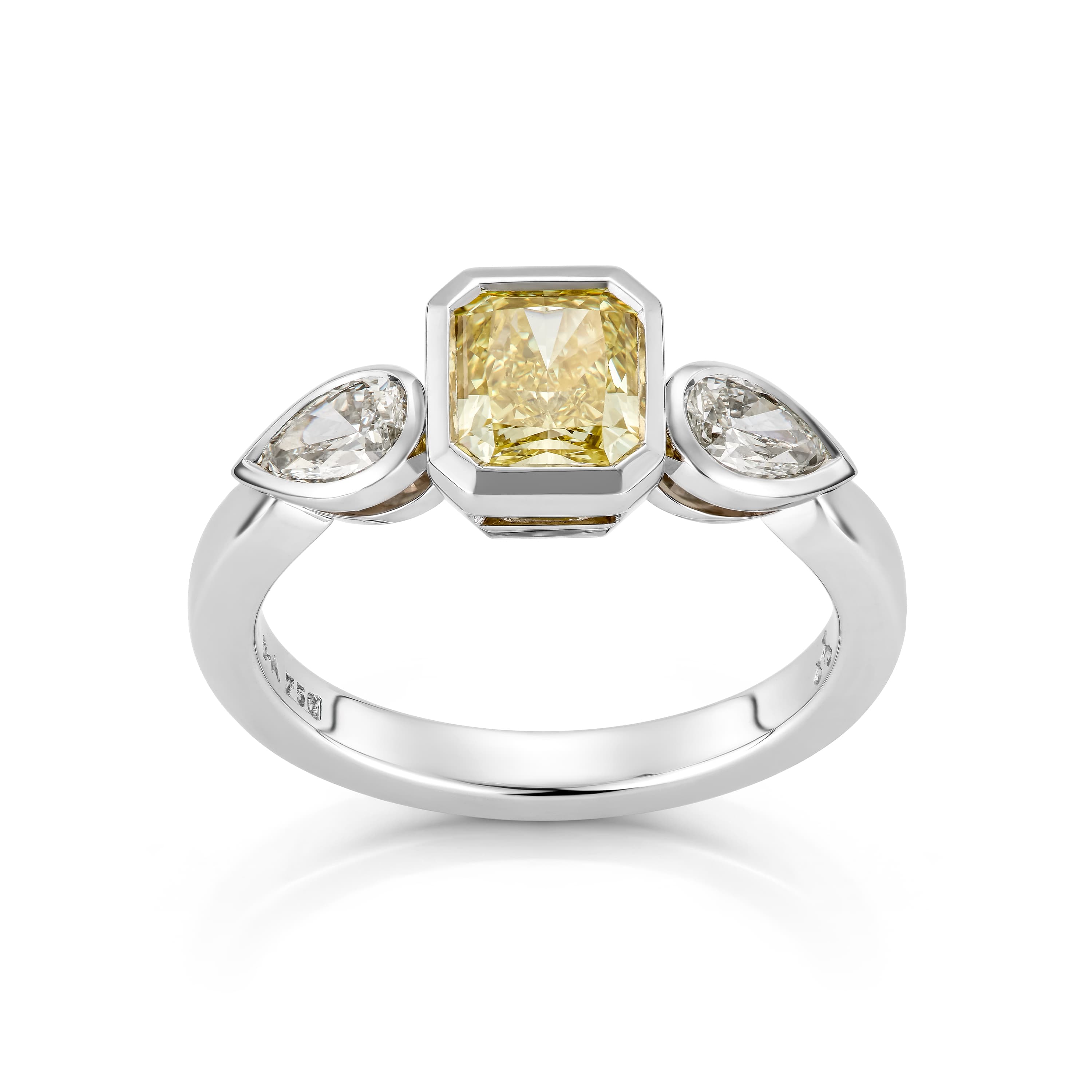 Ring, Radiant Natural Fancy Yellow diamant 1,41 ct og diamanter 0,50 ct