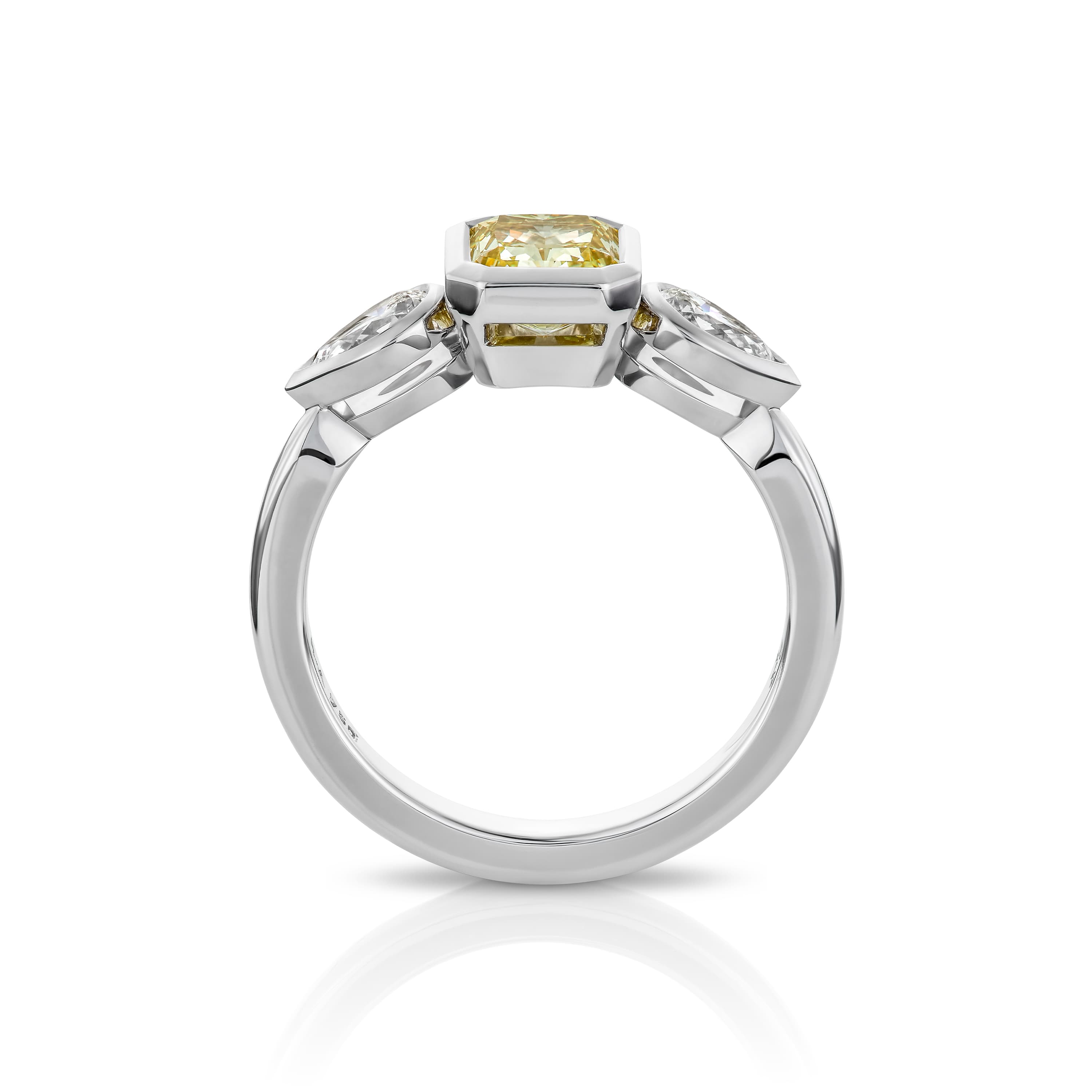 Ring, Radiant Natural Fancy Yellow diamant 1,41 ct og diamanter 0,50 ct