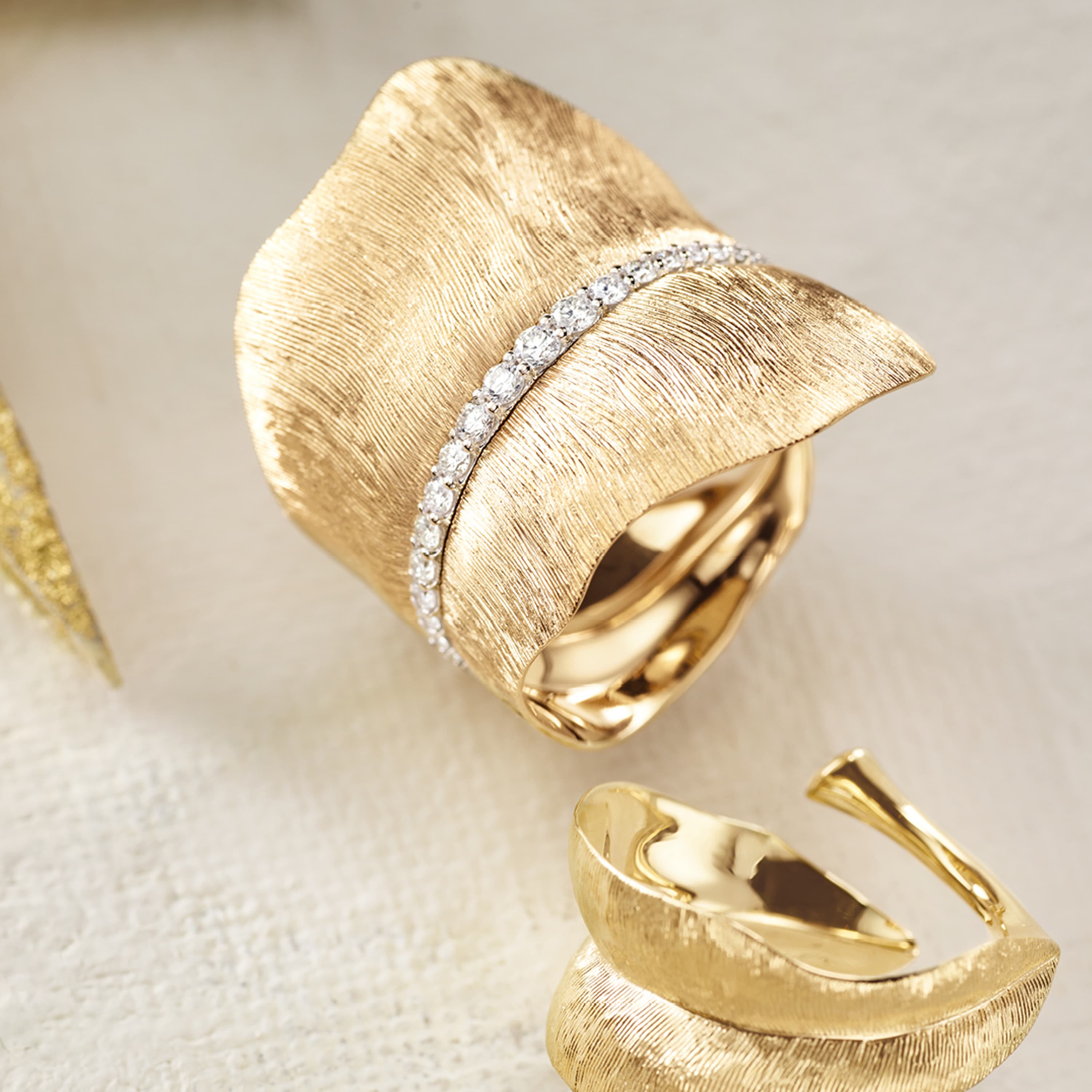 Ring, Leaves med diamanter stor gult gull