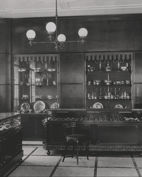 Utstillingsmontre med smykker og sølvtøy i butikklokalet i Karl Johans gate 20, fotografert i 1927.