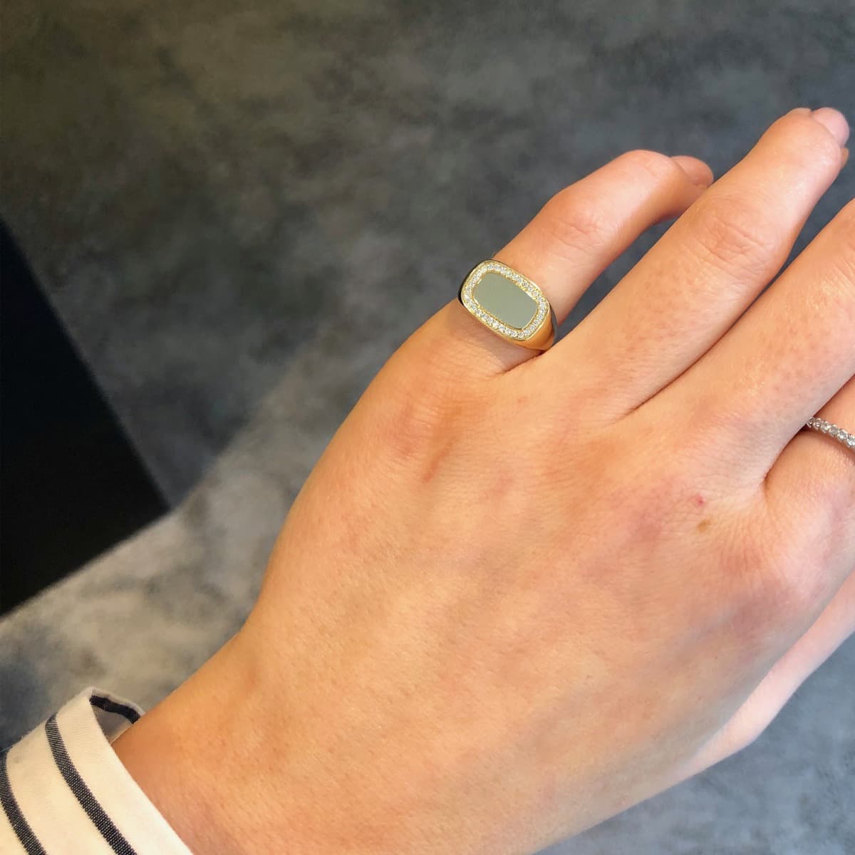 Ring, Signet rektangulær med diamanter 0,14 ct