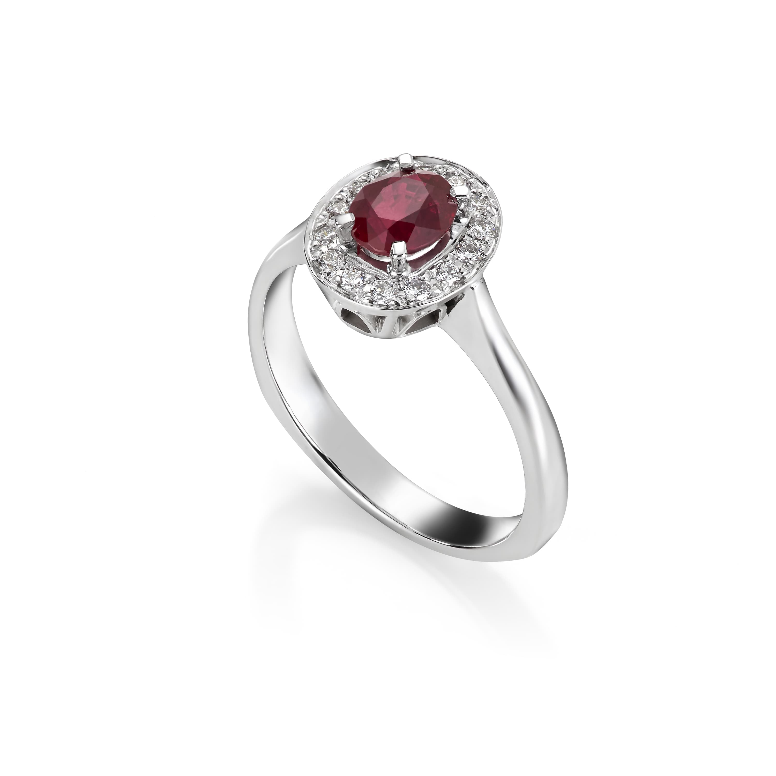 Ring, Rubin ovalslipt og diamanter 1,40 ct