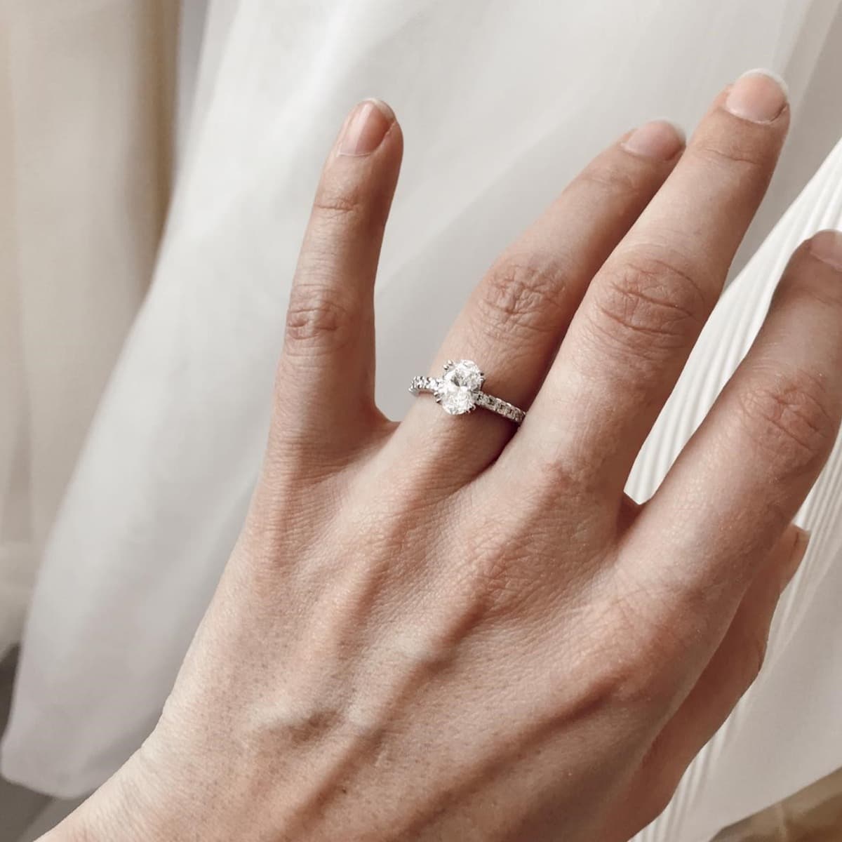Ring, Ovalslipt diamant og diamanter 1,54 ct