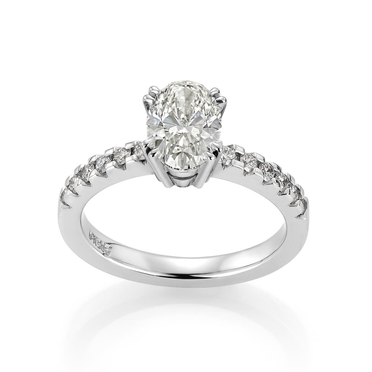 Ring, Ovalslipt diamant og diamanter 1,54 ct