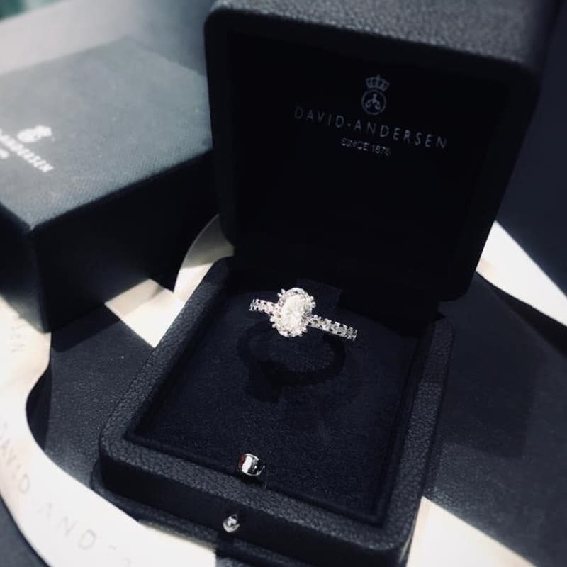 Ring, Ovalslipt diamant og diamanter 1,54 ct