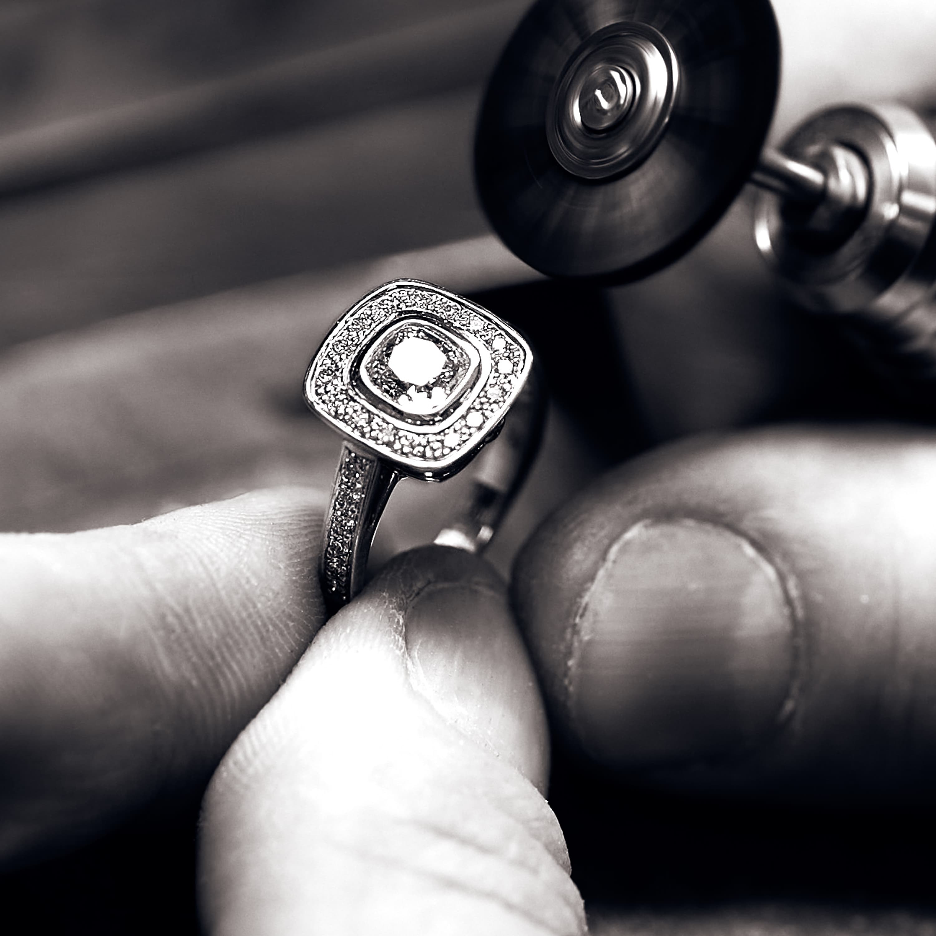 Ring, Rosett cushion 1,37 ct