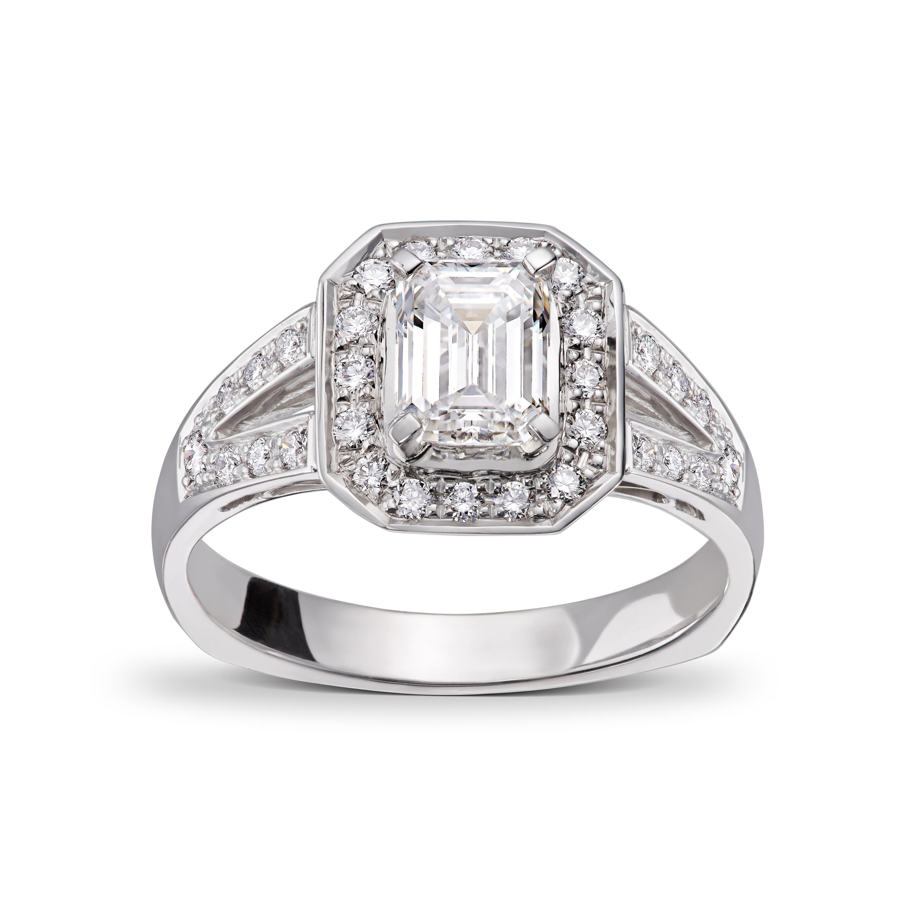 Ring, Emerald Cut diamant og diamanter 1,33 ct