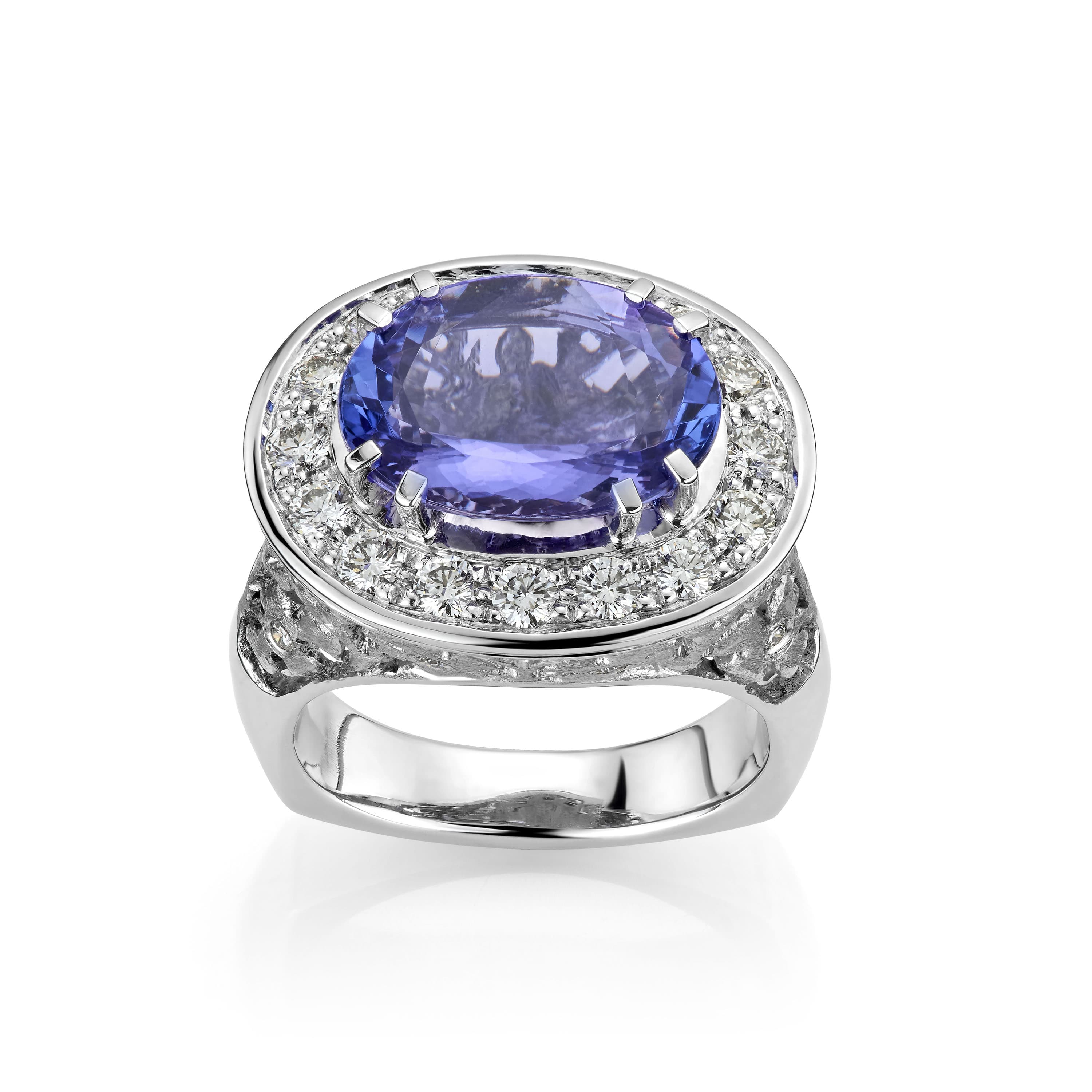Ring, Tanzanitt ovalslipt og diamanter 0,80 ct
