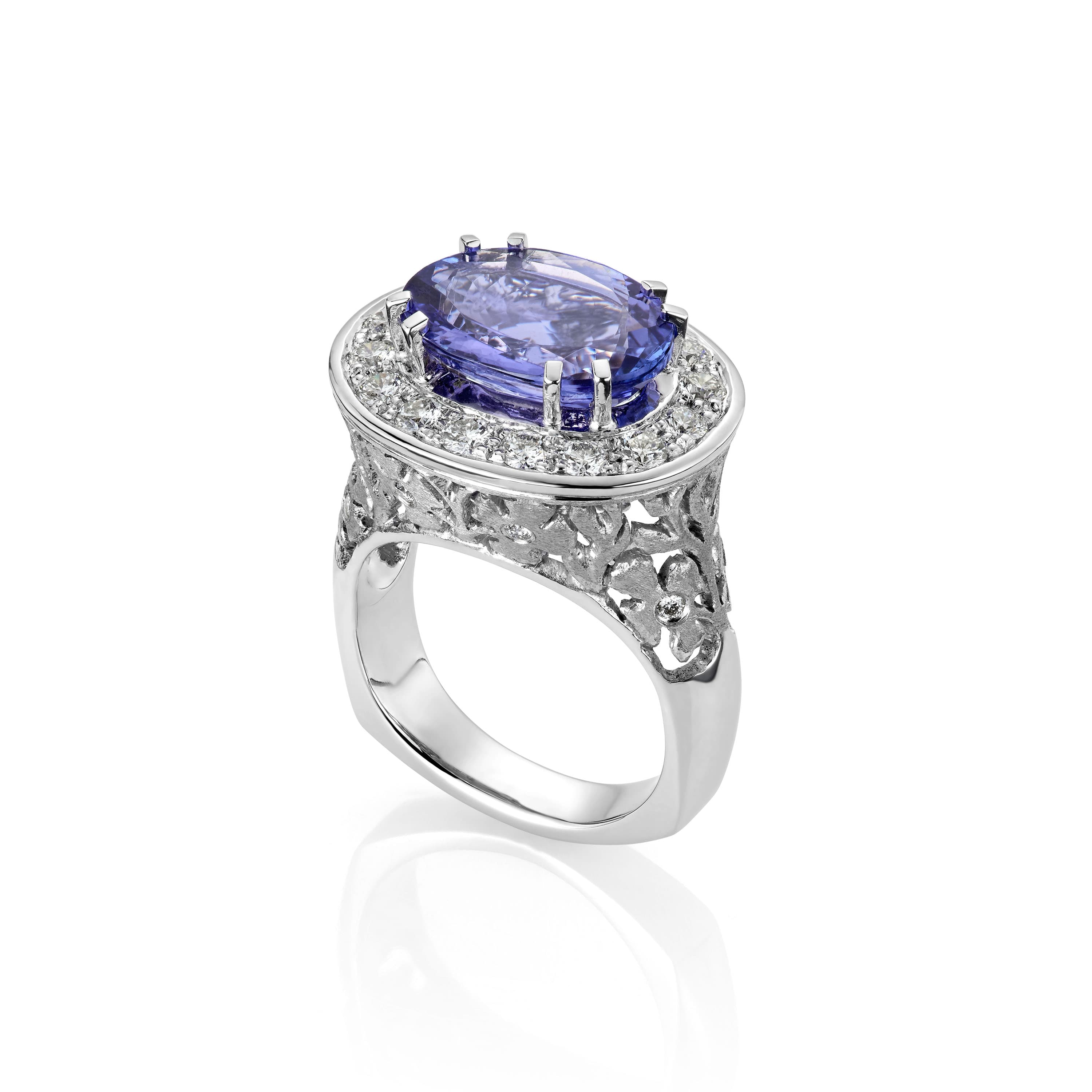 Ring, Tanzanitt ovalslipt og diamanter 0,80 ct