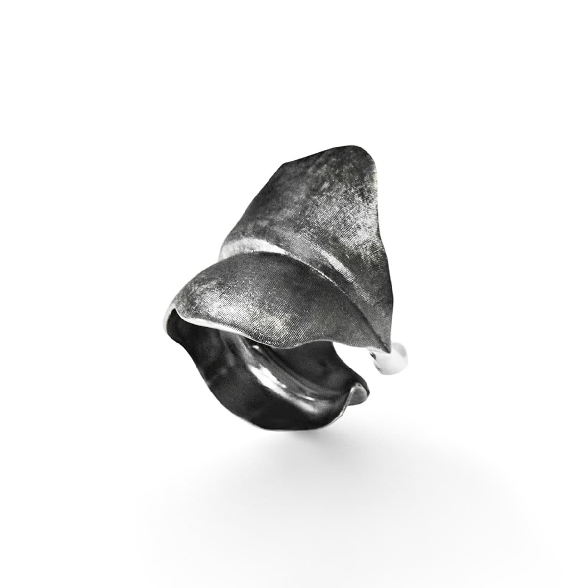 Ring, Leaves stor oksidert sølv
