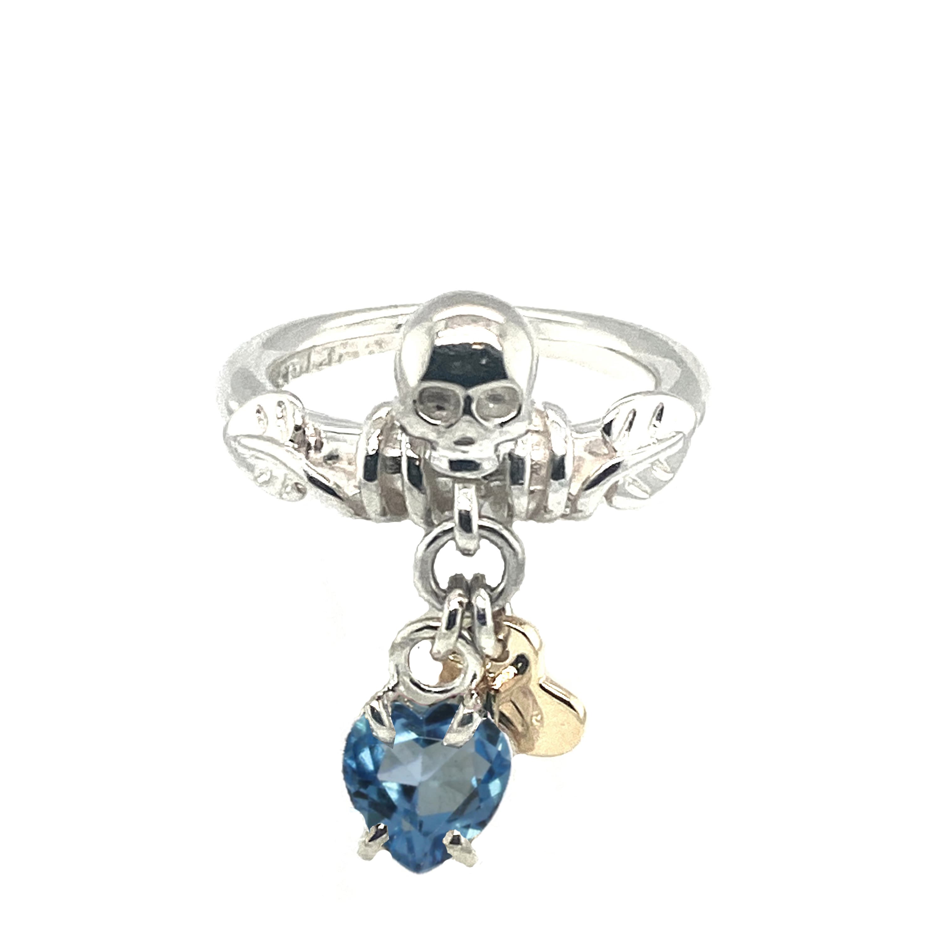 Ring, Dødningshode Swiss Blue Topas og gullhjerte