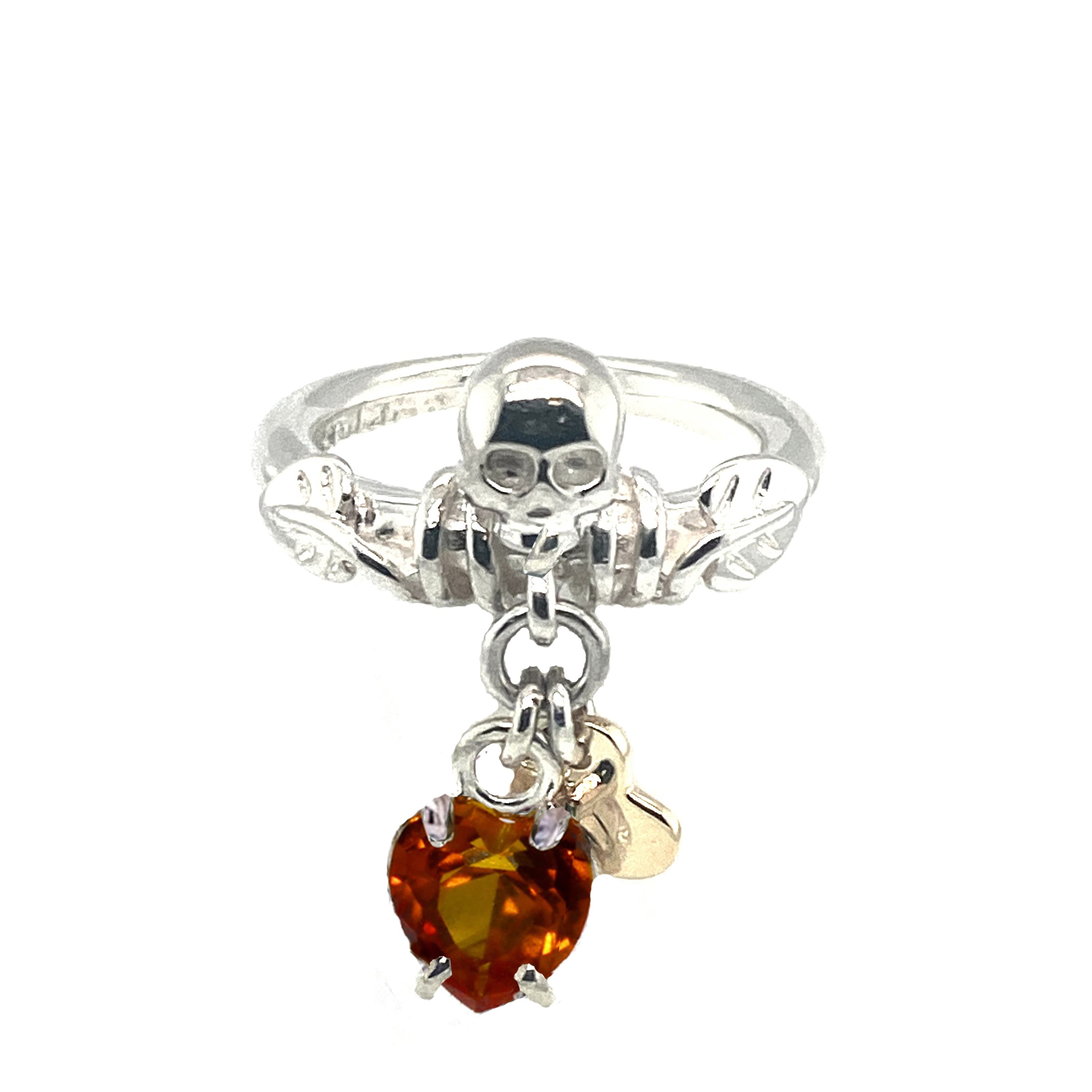 Ring, Dødningshode Syntetisk Padparadsha og gullhjerte